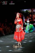华服载民族文脉 ,《石榴花开》56 个民族非遗时尚大秀惊艳首都金街